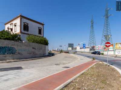 Il nostro viaggio inizia ai piedi del ponte Padre Pio, che collega i rioni San Pasquale e Japigia. Dopo aver superato un�antica casa che spunta in alto sul cavalcavia...